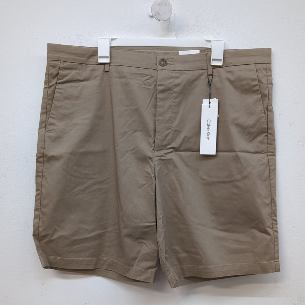 Calvin Klein Men's Casual Straight Leg Refined Slim Fit 9" Shorts 40W Greige